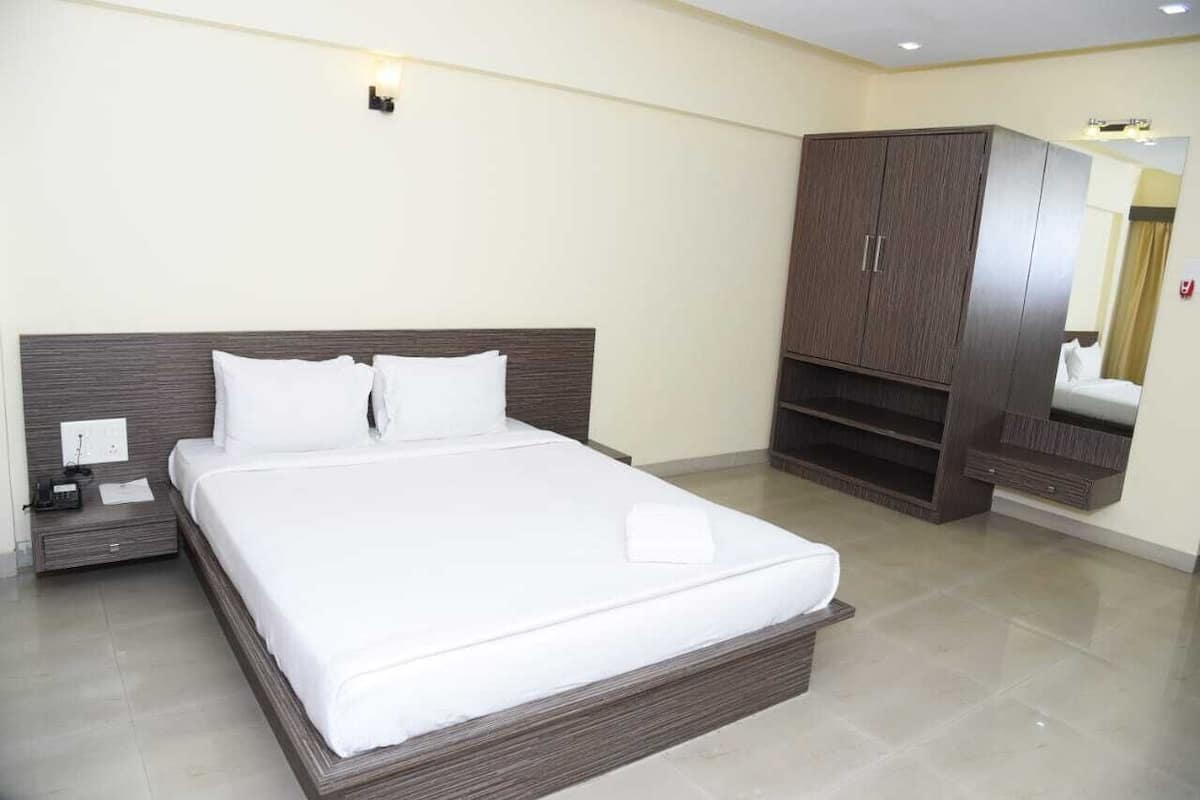 Phòng Deluxe | Bộ trải giường bằng vải cotton Ai Cập, bộ đồ giường cao cấp, minibar