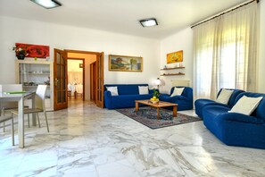 Comfort-Stadtwohnung, Nichtraucher, Gartenblick | Wohnzimmer