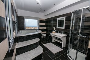 Combined shower/bathtub, hair dryer, towels
