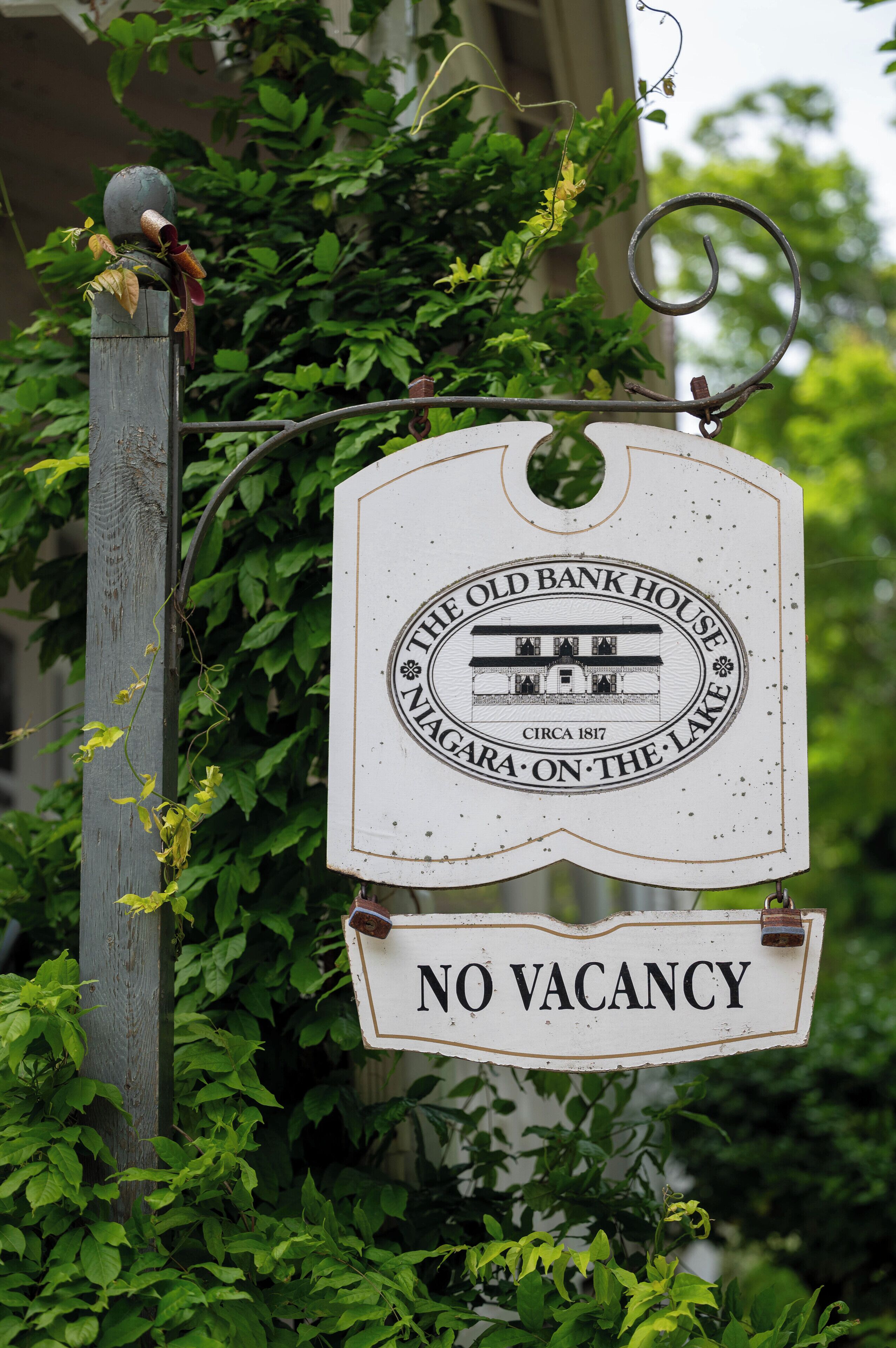 Un cartel para The Old Bank House con un aviso de 'No hay habitaciones disponibles'.