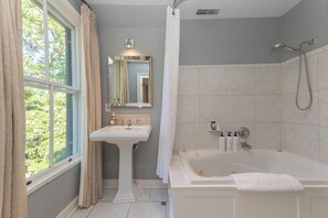 Superior Room, 1 Queen Bed, Balcony, Lake View