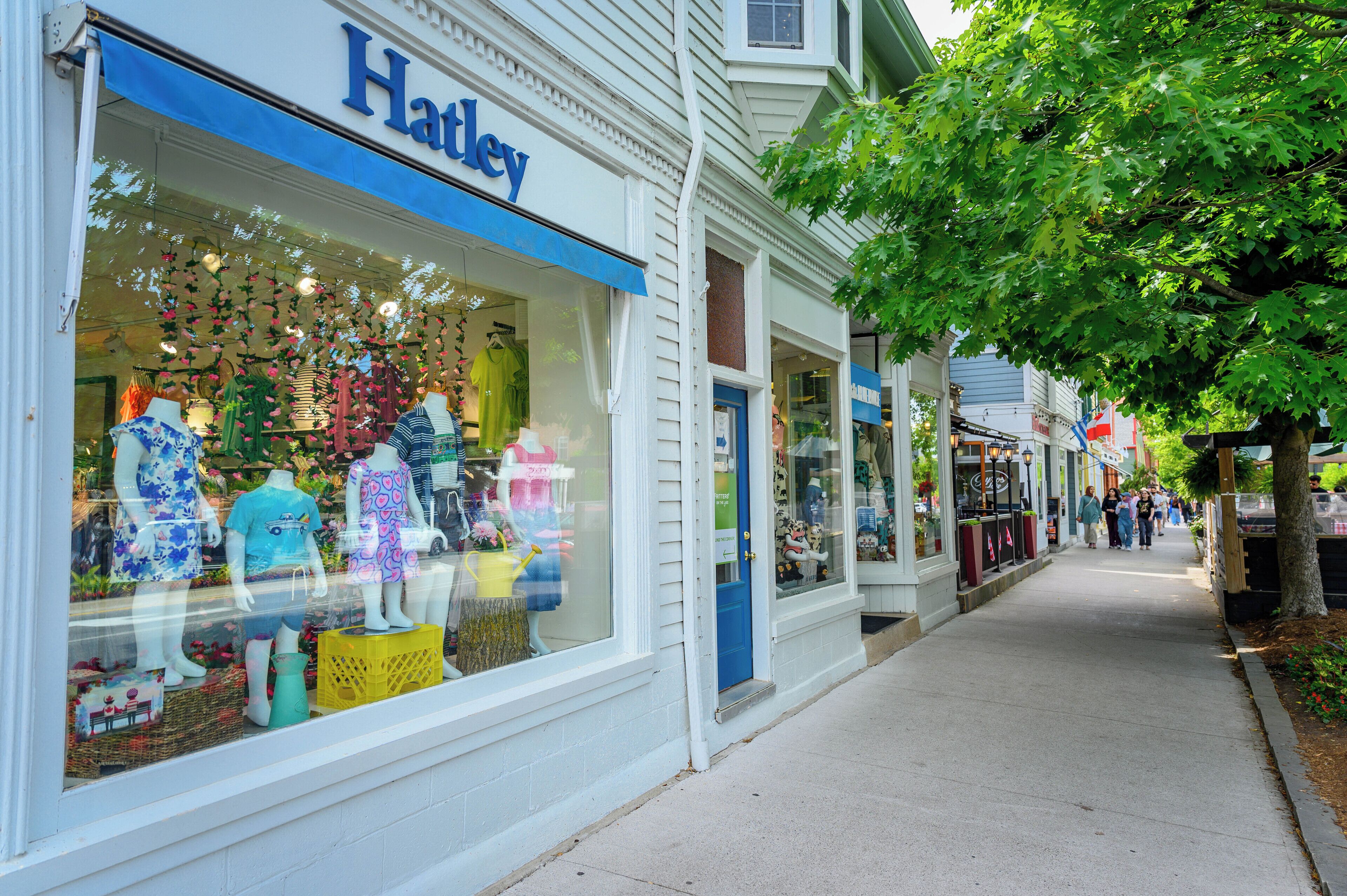 Fachada con toldo azul y el nombre 'Hatley'.