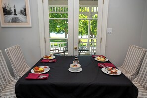 Free daily cooked-to-order breakfast - The Old Bank House Bed & Breakfast (Niagara-on-the-Lake)