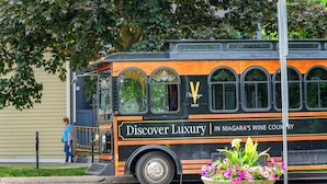 Un autobus sur lequel on peut lire : « Découvrez le luxe dans la région viticole de Niagara ».