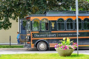 Shopping mall - The Old Bank House Bed & Breakfast (Niagara-on-the-Lake)