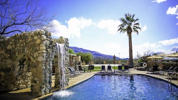 Una piscina techada, una piscina al aire libre