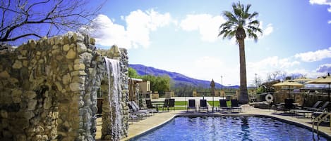 Una piscina techada, una piscina al aire libre