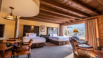 Kamar Deluks, 2 Tempat Tidur Queen (Road Runner Ridge Casita Deluxe 2 Q) | Brankas, setrika/meja setrika, Wi-Fi gratis, dan seprai linen