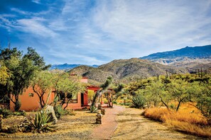 Room (Road Runner Ridge Salas with 2 Queens) | In-room safe, iron/ironing board, free WiFi, bed sheets