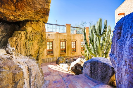 Tratamientos corporales, aromaterapia, masajes con piedras calientes. Tanque Verde Ranch