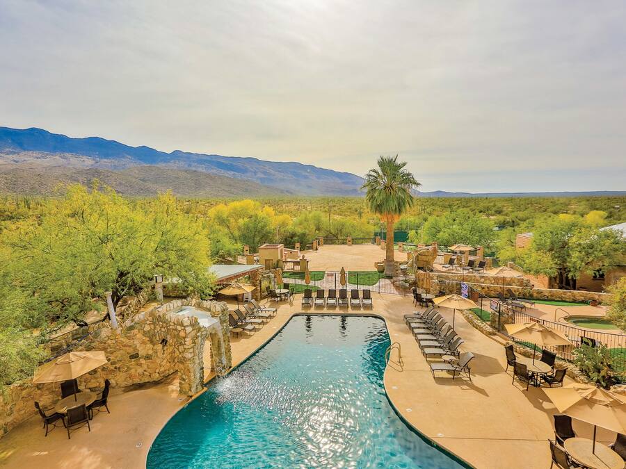 Una piscina techada, una piscina al aire libre