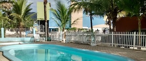 Outdoor pool, pool loungers - Hotel Pousada Solamar (Itapema)