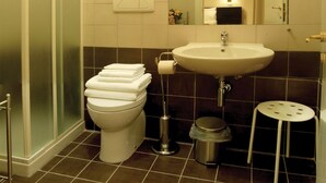 A bathroom with a toilet, sink, and shower. - Bella Cagliari B&B (Cagliari)