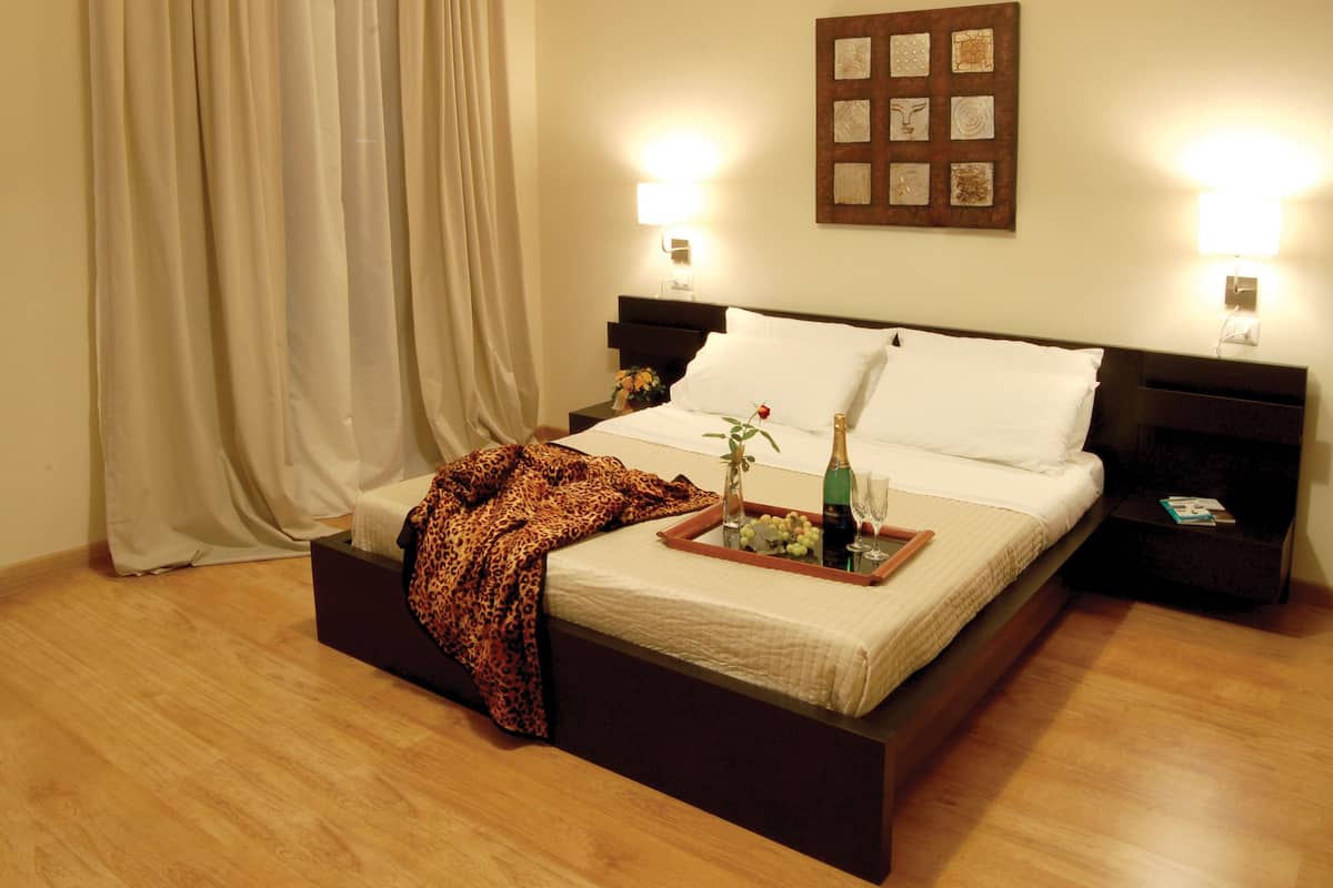 Premium Studio Suite, Ensuite | Premium bedding, minibar, desk, blackout drapes