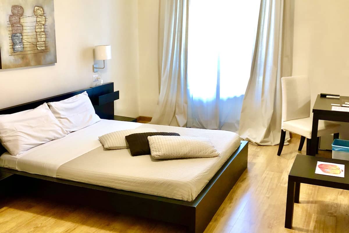 Studiosuite – classic, eget bad | Sengetøy av topp kvalitet, minibar, skrivebord og blendingsgardiner