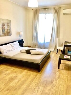 Ropa de cama de alta calidad, minibar, escritorio y cortinas blackout 