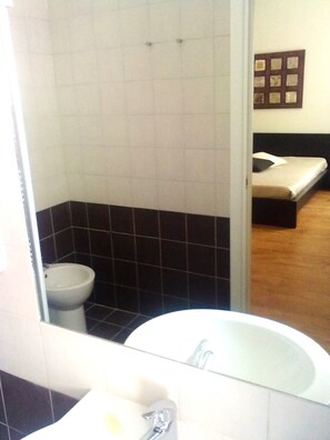 Premium Studio Suite, Ensuite | Bilik Mandi | Pancuran mandi, pengering rambut, bidet, tuala disediakan 