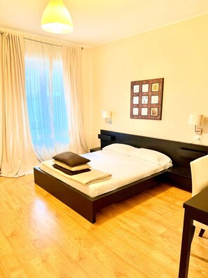 Ropa de cama de alta calidad, minibar, escritorio y cortinas blackout 