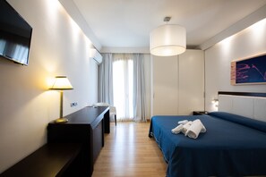 Habitación Deluxe doble, vistas al mar | Minibar, caja fuerte, escritorio y cortinas opacas