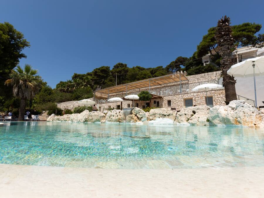 Piscina externa, funciona das 10h30 às 19h, guarda-sóis