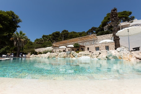 Piscina all'aperto, ombrelloni da piscina, lettini. Aurora e del Benessere