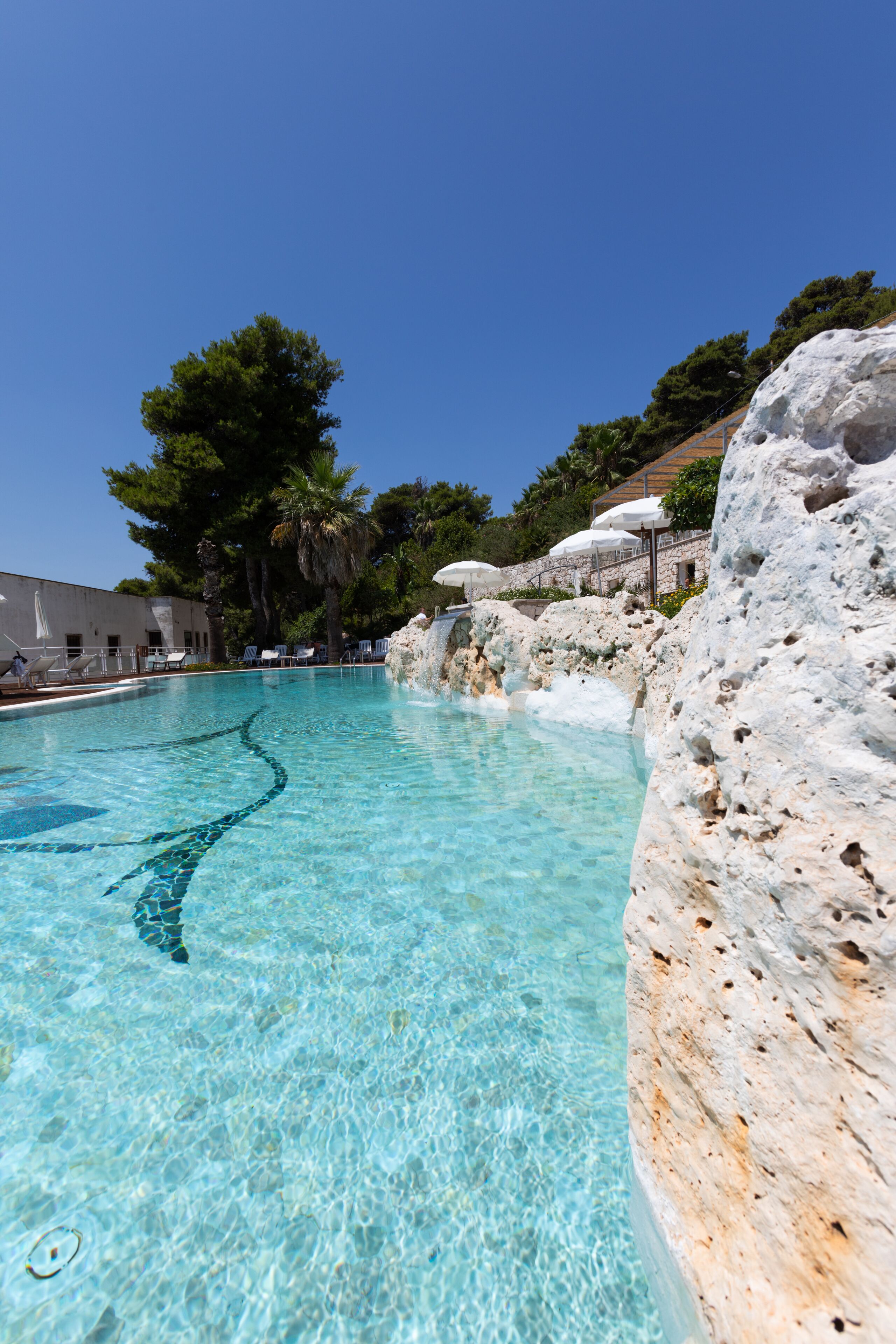 Piscina all'aperto, ombrelloni da piscina, lettini