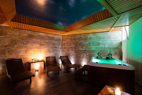 Behandelingskamers voor koppels, een sauna, een bubbelbad, een stoombad