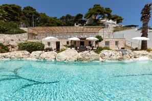 Una piscina al aire libre (de 10:30 a 19:00), sombrillas, tumbonas