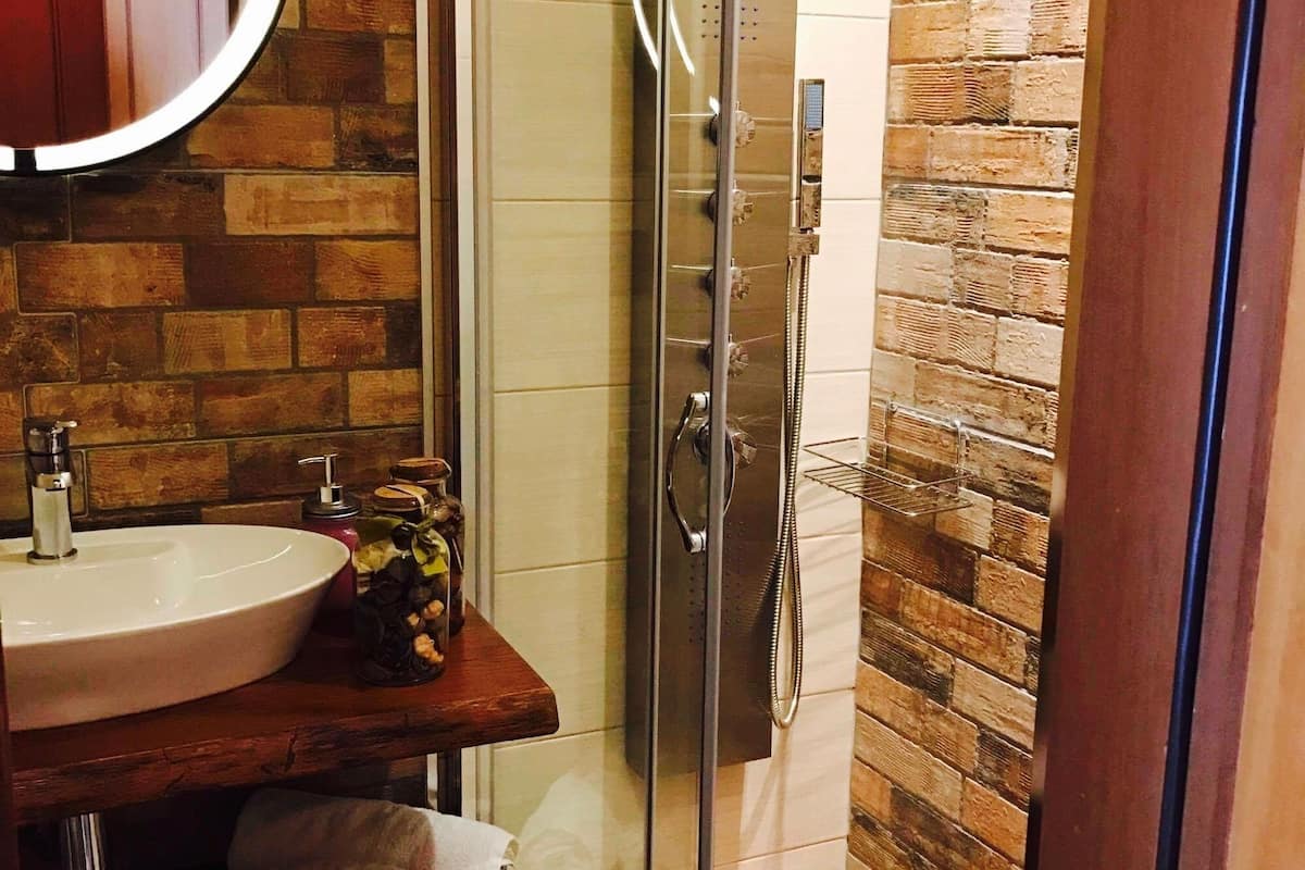 double room, garden view | jetted bathtub