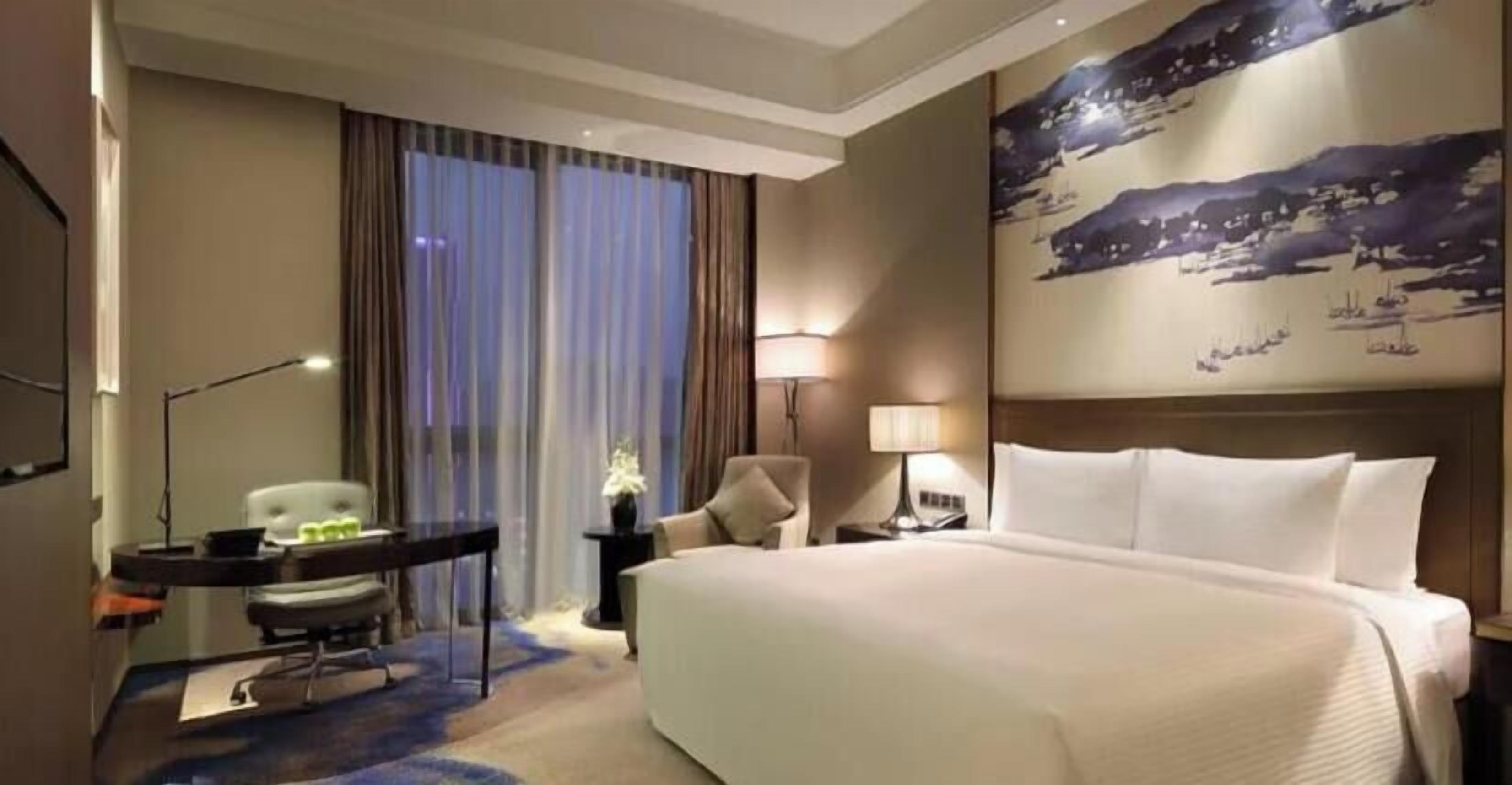 ميني بار ومكواة/لوح كي ومُنبهات