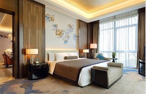 Een minibar, een strijkplank/strijkijzer, een wekker