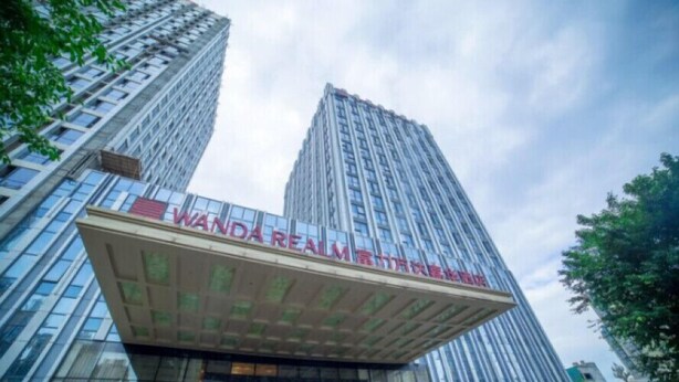 Een modern gebouw met een opvallend bord waarop 