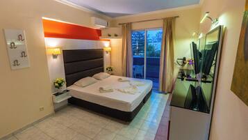 Un dormitorio moderno con cama, lámparas de noche, mesita de noche, espejo y vistas al exterior.