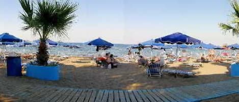 Buceo, ski acuático, windsurf, paseos en botes a motor