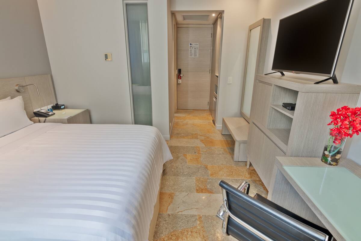 Sengetøy av topp kvalitet, minibar, safe på rommet og skrivebord