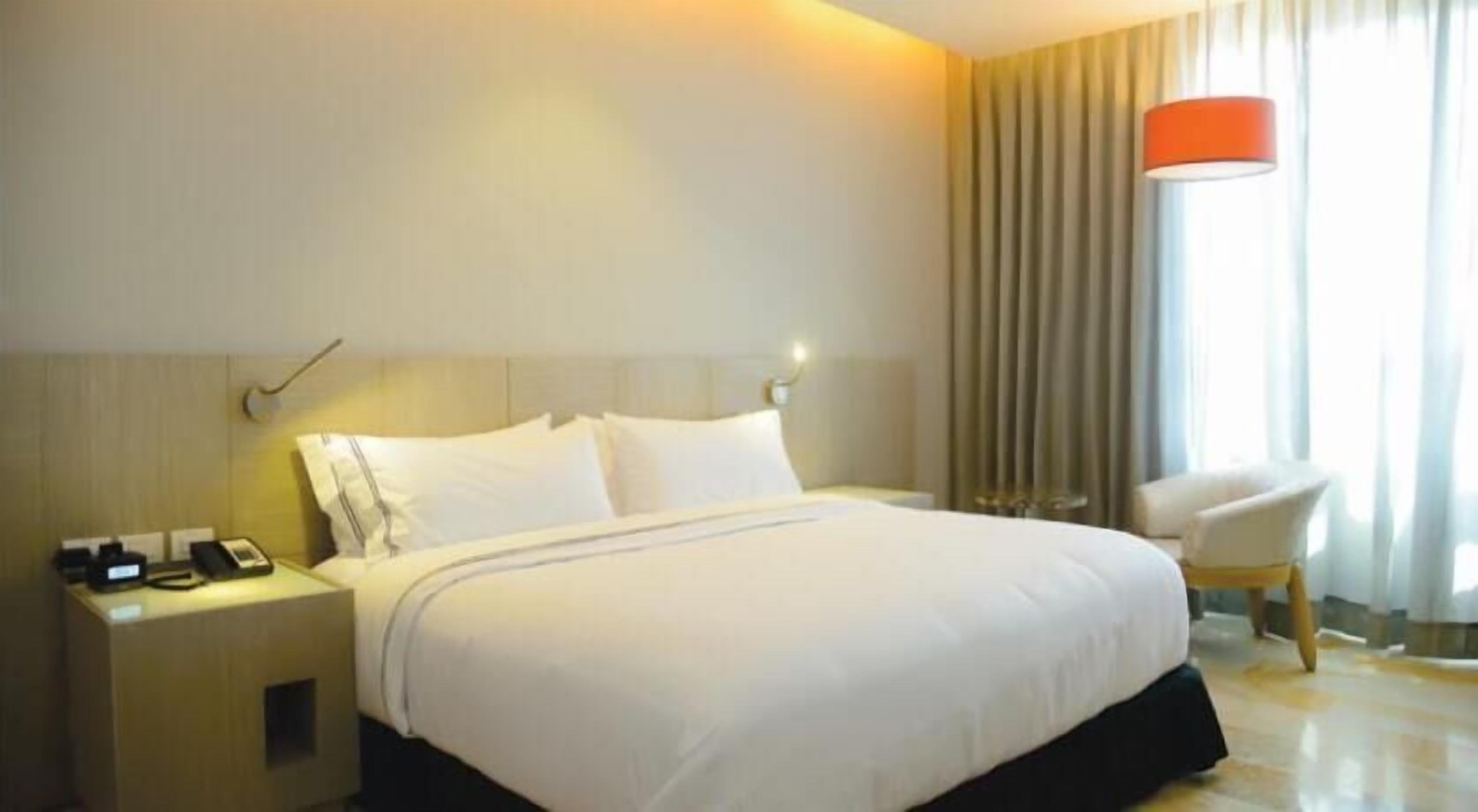 Peralatan tempat tidur premium, bar mini, peti besi dalam bilik, meja 