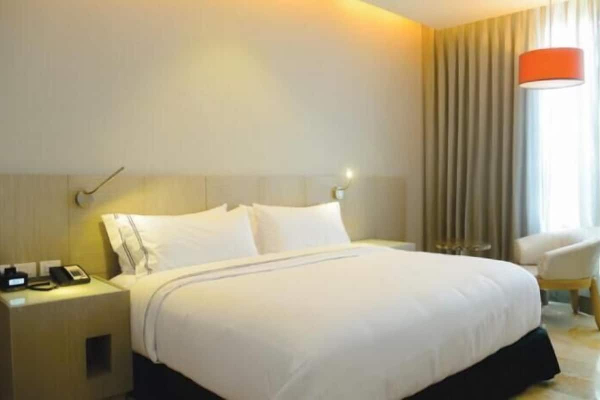 Sengetøy av topp kvalitet, minibar, safe på rommet og skrivebord