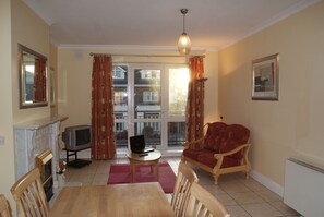 Televisión y chimenea 