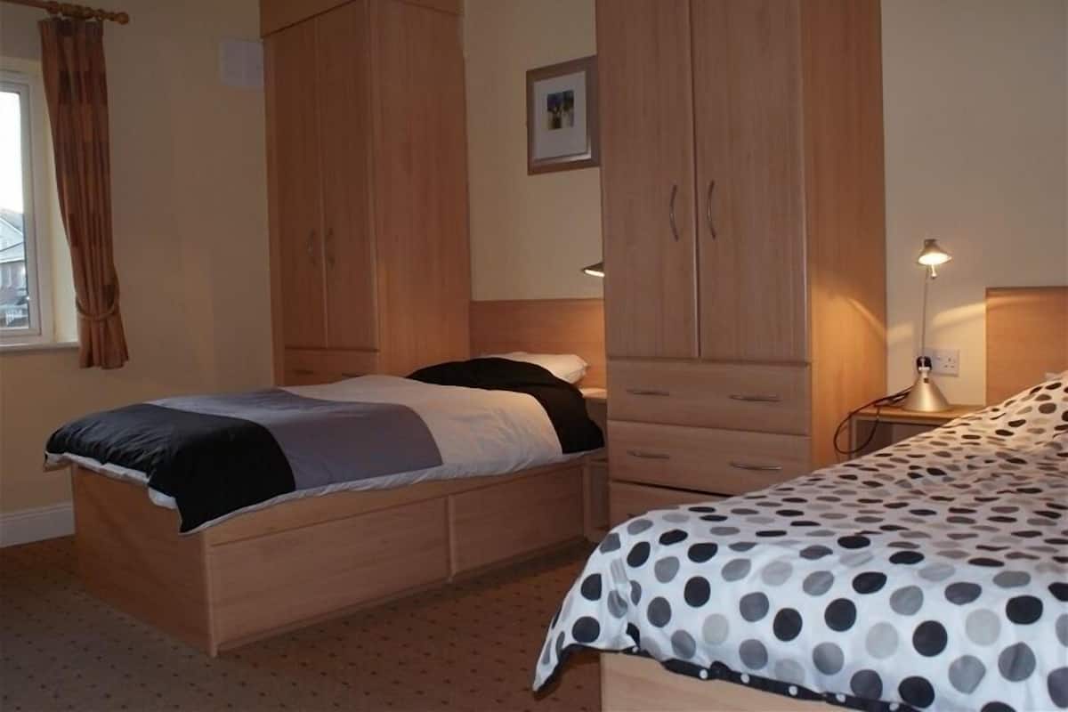 2 Schlafzimmer, Schreibtisch, Bügeleisen/Bügelbrett, Babybetten
