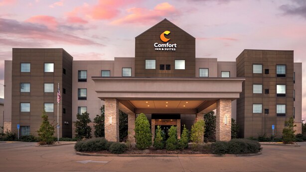 A Comfort Inn & Suites hotel with a modern architectural design, featuring a prominent entrance and a landscaped front yard. - Comfort Inn & Suites Slidell - New Orleans Area (Slidell)