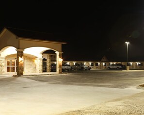 Free self parking - Eagle Ford Inn (Floresville)