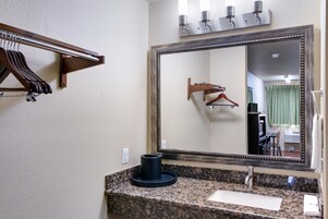 淋浴/盆浴组合、吹风机、毛巾