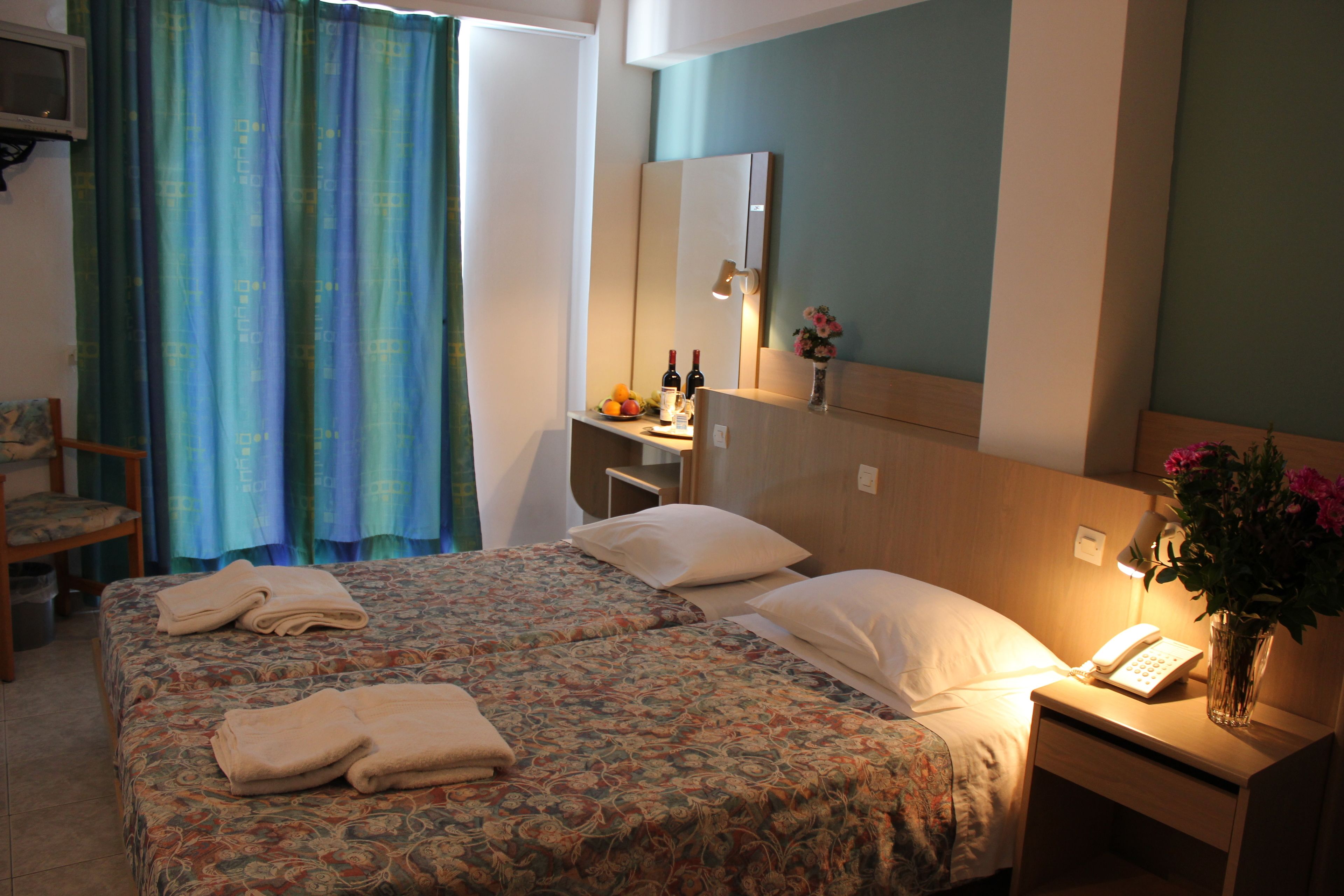 single room | iron/ironing board, cots/infant beds, free wifi