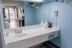 Combined shower/tub, free toiletries, towels - Sandcastle Inn (Tybee Island)