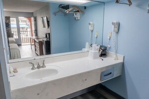 Bañera con ducha, artículos de tocador gratuitos, toallas