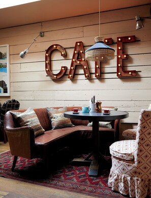 Breakfast, lunch, dinner served; British cuisine  - Artist Residence London (London)