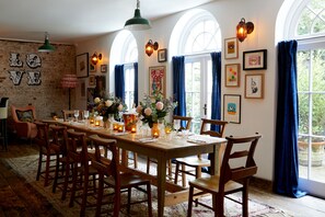 Breakfast, lunch, dinner served; British cuisine