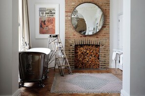 Romantic Suite | Bathroom | Eco-friendly toiletries, hair dryer, bathrobes, slippers