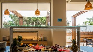 Desayuno buffet (EUR 8 por persona)