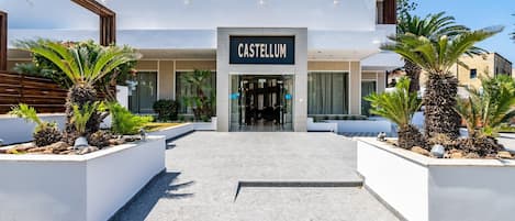 A modern hotel entrance with a sign reading "CASTELLUM."